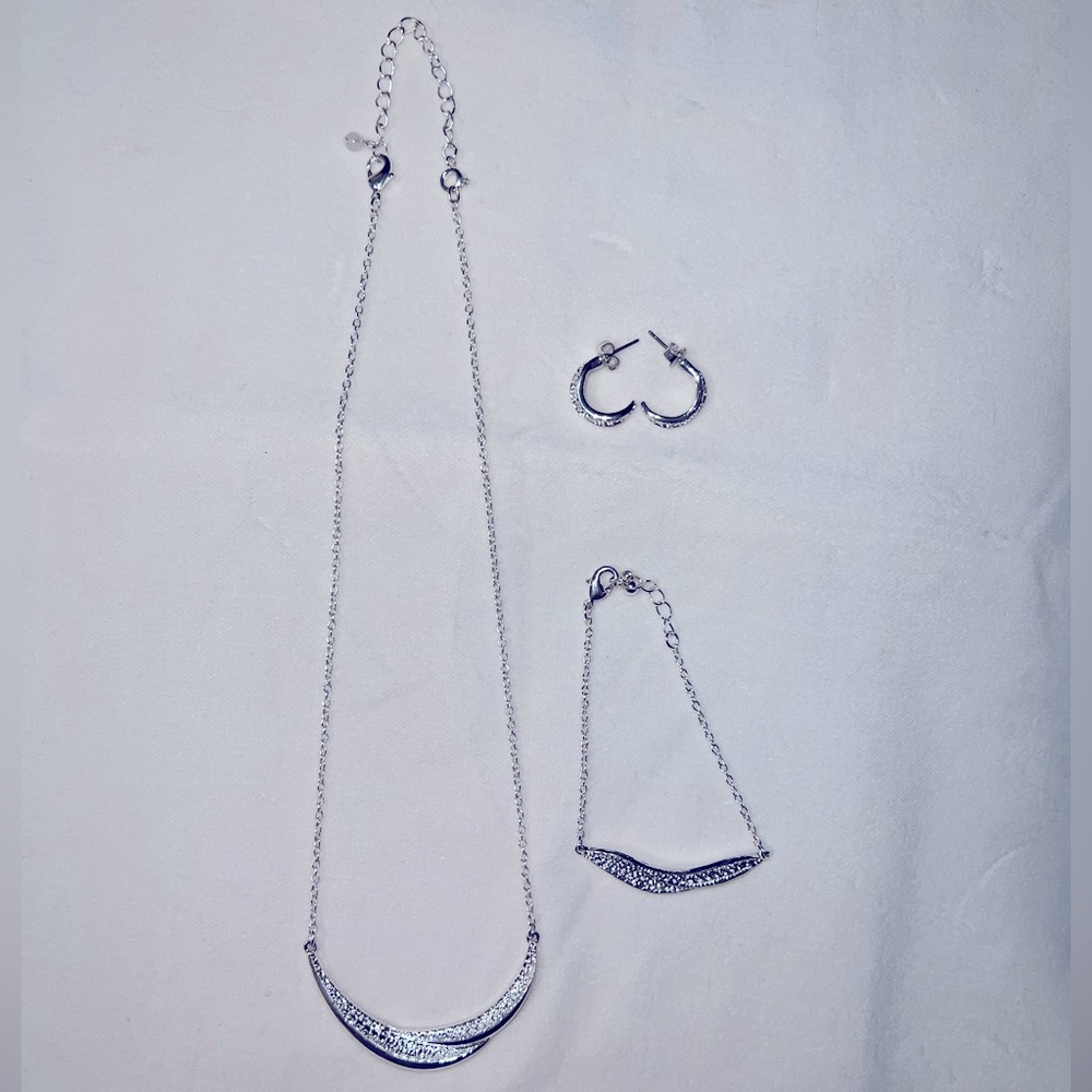 Beautiful Necklace, Bracelet, & Earring Set